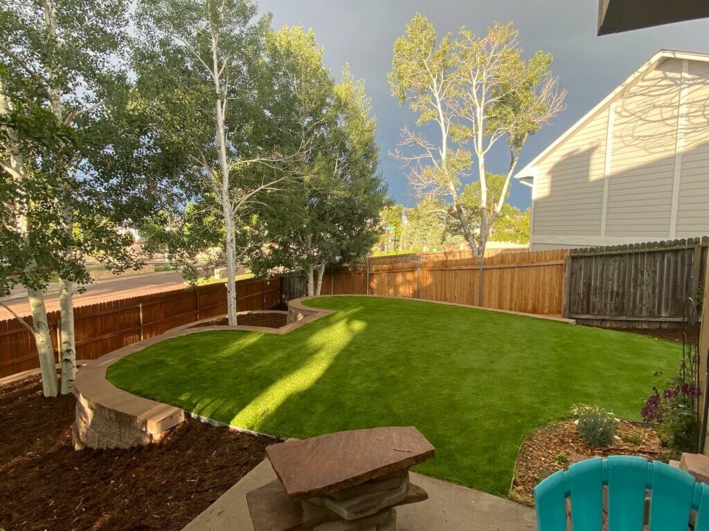 Backyard mulch and retaining wall with Artificial Turf